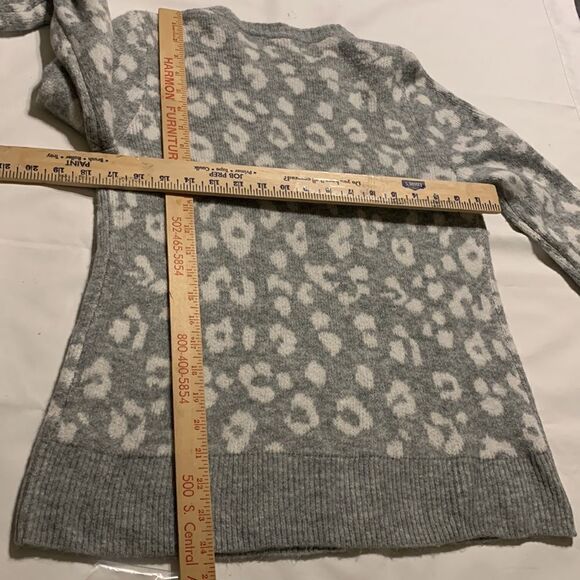 Old Navy size medium gray and white sweater. 70% acrylic very soft - Picture 2 of 5